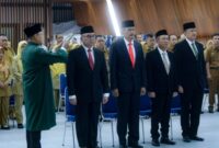 Empat pejabat tinggi Pemkot Bandung yang baru tengah dilantik dan diambil sumpahnya oleh Wali Kota Bandung.