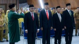 Empat pejabat tinggi Pemkot Bandung yang baru tengah dilantik dan diambil sumpahnya oleh Wali Kota Bandung.