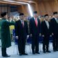 Empat pejabat tinggi Pemkot Bandung yang baru tengah dilantik dan diambil sumpahnya oleh Wali Kota Bandung.