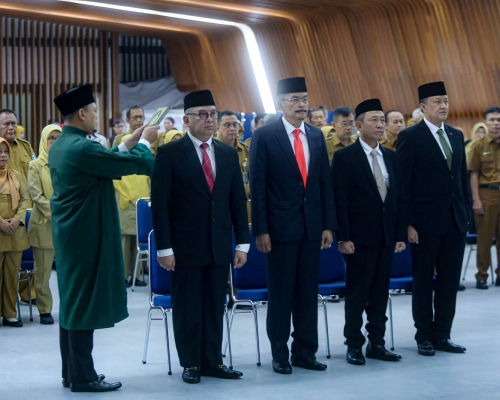 Empat pejabat tinggi Pemkot Bandung yang baru tengah dilantik dan diambil sumpahnya oleh Wali Kota Bandung.