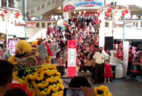 Atraksi Barongsai Imlek 2026 Ramai, Pengunjung Mal Padati Area