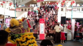 Atraksi Barongsai Imlek 2026 Ramai, Pengunjung Mal Padati Area