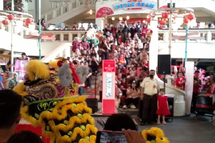 Atraksi Barongsai Imlek 2026 Ramai, Pengunjung Mal Padati Area