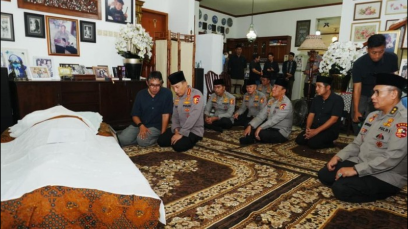 Kapolri Melayat ke Rumah Duka Meri Hoegeng