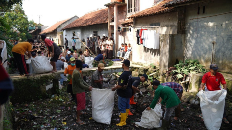 Pemkab Bogor Gotong-royong Bersihkan Lingkungan