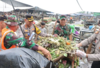 TNI-Polri Bersihkan Sampah di Pasar Babakan Tangerang