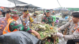 TNI-Polri Bersihkan Sampah di Pasar Babakan Tangerang
