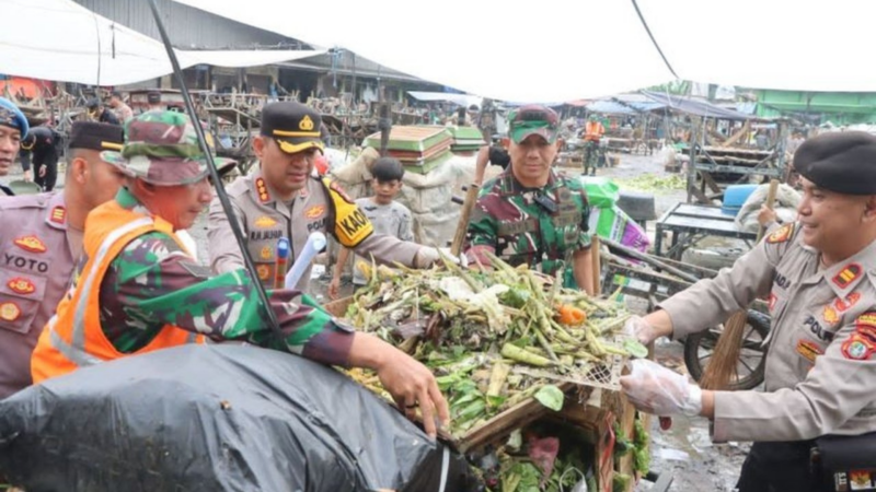 TNI-Polri Bersihkan Sampah di Pasar Babakan Tangerang