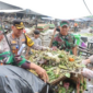 TNI-Polri Bersihkan Sampah di Pasar Babakan Tangerang