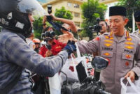 Kapolri Bagikan Takjil di Depan Mabes Polri Bersama Insan Pers