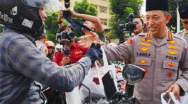 Kapolri Bagikan Takjil di Depan Mabes Polri Bersama Insan Pers