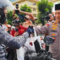 Kapolri Bagikan Takjil di Depan Mabes Polri Bersama Insan Pers