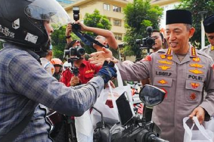 Kapolri Bagikan Takjil di Depan Mabes Polri Bersama Insan Pers