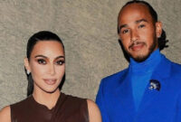 Lewis Hamilton (kanan) dan Kim Kardashian dalam acara 2021