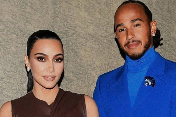 Lewis Hamilton (kanan) dan Kim Kardashian dalam acara 2021