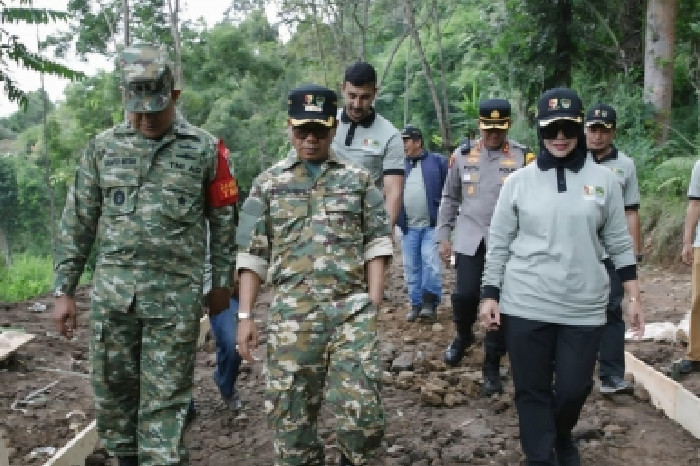 TMMD 127 Bangun Jalan Beton 1,5 Km di Cipelah