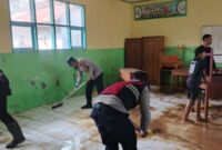 Samapta Polres Ciamis Turun ke Pamarican, Bersihkan Sekolah dan Fasilitas Umum Pasca Banjir