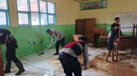 Samapta Polres Ciamis Turun ke Pamarican, Bersihkan Sekolah dan Fasilitas Umum Pasca Banjir