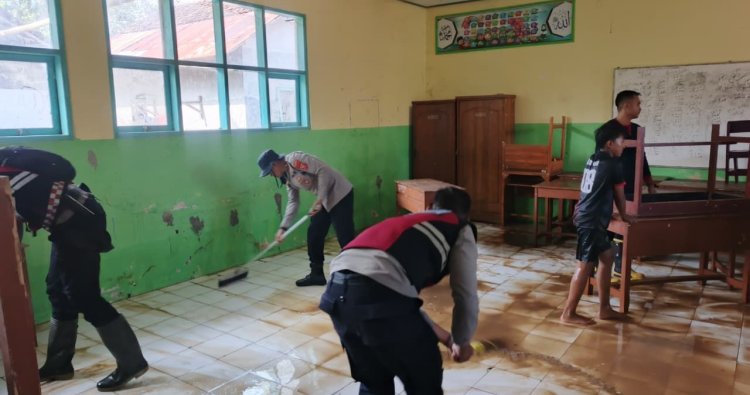 Samapta Polres Ciamis Turun ke Pamarican, Bersihkan Sekolah dan Fasilitas Umum Pasca Banjir