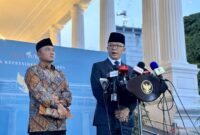 Menteri Luar Negeri, Sugiono (kanan), didampingi Menteri Sekretaris Negara, Prasetyo Hadi (kiri)