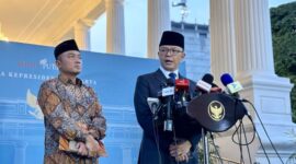 Menteri Luar Negeri, Sugiono (kanan), didampingi Menteri Sekretaris Negara, Prasetyo Hadi (kiri)