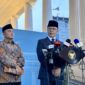 Menteri Luar Negeri, Sugiono (kanan), didampingi Menteri Sekretaris Negara, Prasetyo Hadi (kiri)