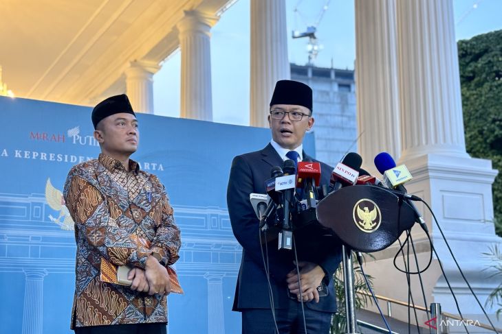 Menteri Luar Negeri, Sugiono (kanan), didampingi Menteri Sekretaris Negara, Prasetyo Hadi (kiri)