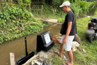 Mahasiswa KKN Universitas Muhammadiyah Malang (UMM) meninjau pintu irigasi yang baru dibangun di Desa Jambangan, Malang, sebagai solusi distribusi air sawah agar lebih merata dan mencegah potensi konflik antarpetani.