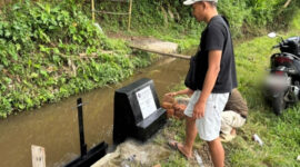 Mahasiswa KKN Universitas Muhammadiyah Malang (UMM) meninjau pintu irigasi yang baru dibangun di Desa Jambangan, Malang, sebagai solusi distribusi air sawah agar lebih merata dan mencegah potensi konflik antarpetani.