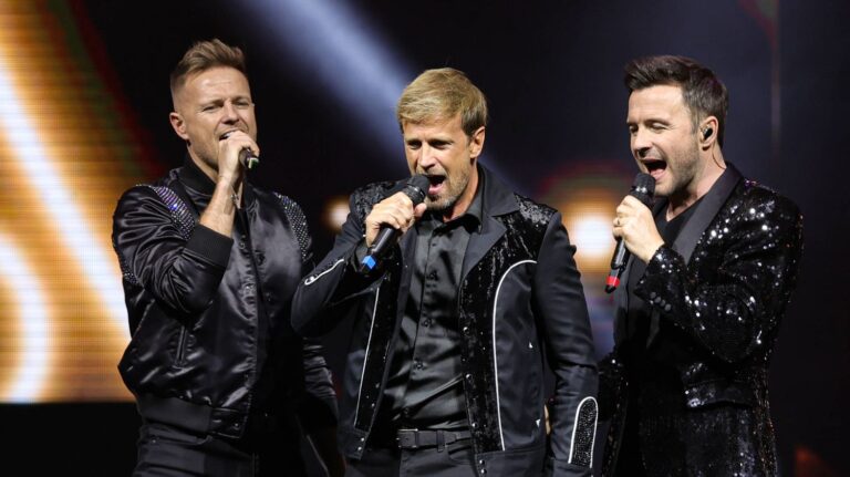 Westlife Orkestra di Jakarta: Antrean Sempat Ricuh, Tapi “Atas–Bawah” Jadi Momen Paling Magis