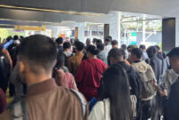 Hari Pertama WFA Jelang Lebaran, Arus Penumpang di Stasiun Sudirman Masih Padat (Rachma/detikcom)
