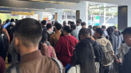 Hari Pertama WFA Jelang Lebaran, Arus Penumpang di Stasiun Sudirman Masih Padat (Rachma/detikcom)