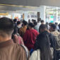 Hari Pertama WFA Jelang Lebaran, Arus Penumpang di Stasiun Sudirman Masih Padat (Rachma/detikcom)