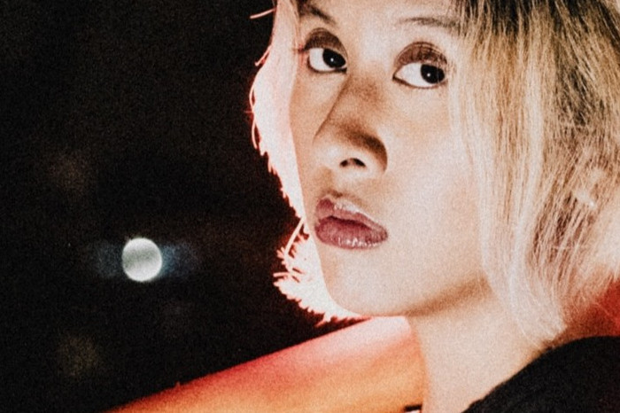 Noni Tuangkan Emosi Mentah di Album “PISSED ME OFF / BORED ME TO DEATH”