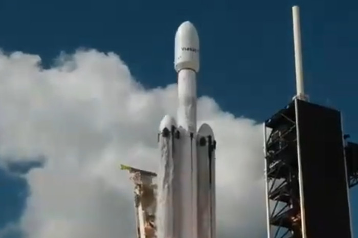 Roket Falcon Heavy diluncurkan ke luar angkasa dari Kennedy Space Center pada 29 April. Video: SpaceX